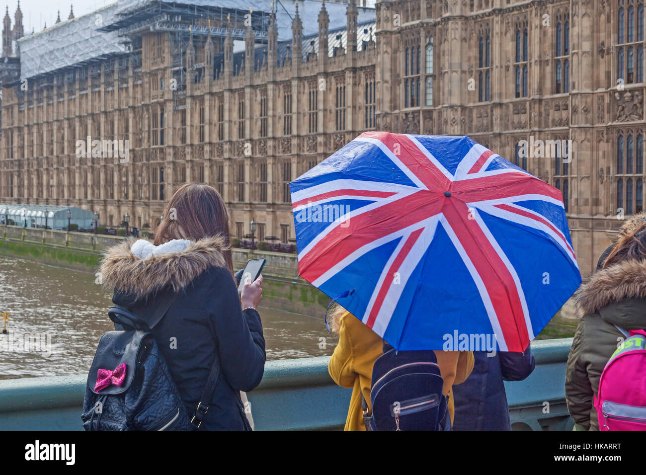 London, Westminster turisti contemplando il Palazzo di Westminster da Westminster Bridge Foto Stock