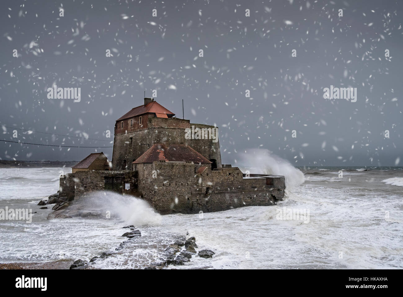 Onde che si infrangono contro Vauban's Fort Mahon a Ambleteuse durante la tempesta di neve lungo la costa del Mare del Nord, Côte d'Opale / Opal Coast, Francia Foto Stock