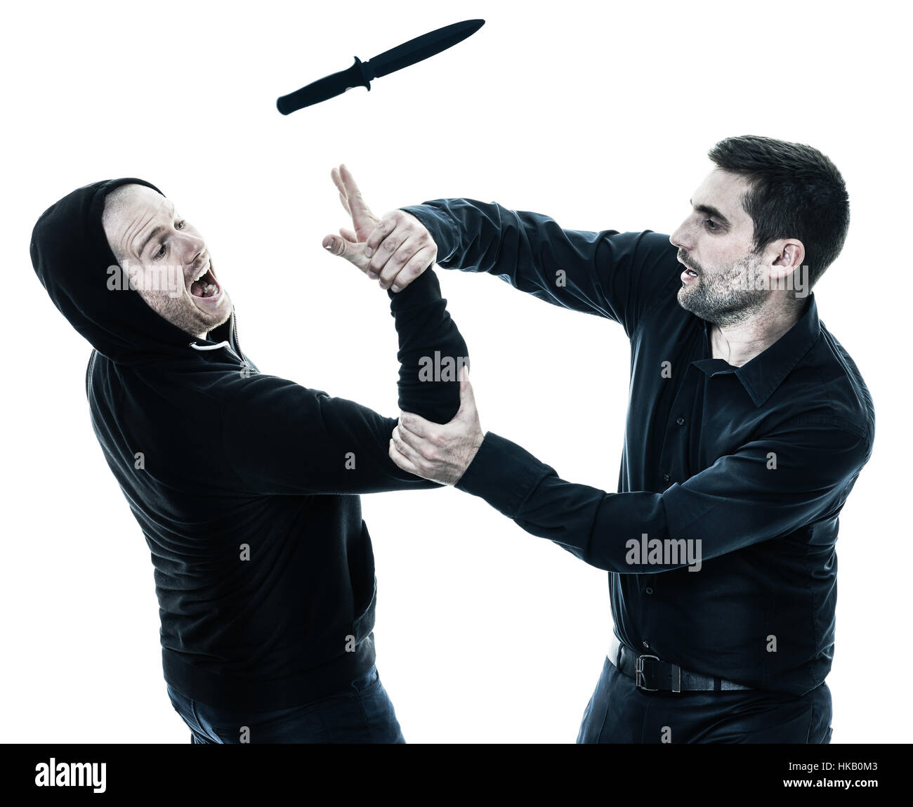 Due uomini caucasici Krav Maga fighters combattimenti silhouette isolato su sfondo bianco Foto Stock