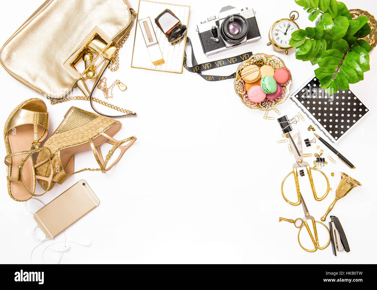 Moda laici piatta per il sito web di social media. Accessori femminili, borsa, scarpe, forniture per ufficio, IPhone e pianta verde su bianco sfondo tabella Foto Stock