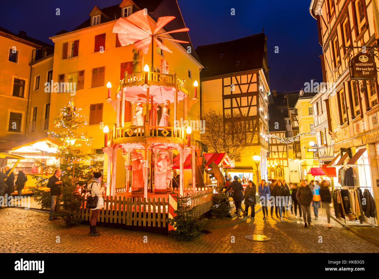 Mercatino di Natale nel centro storico di Bernkastel-Kues, la Germania, la valle della Mosella, Foto Stock