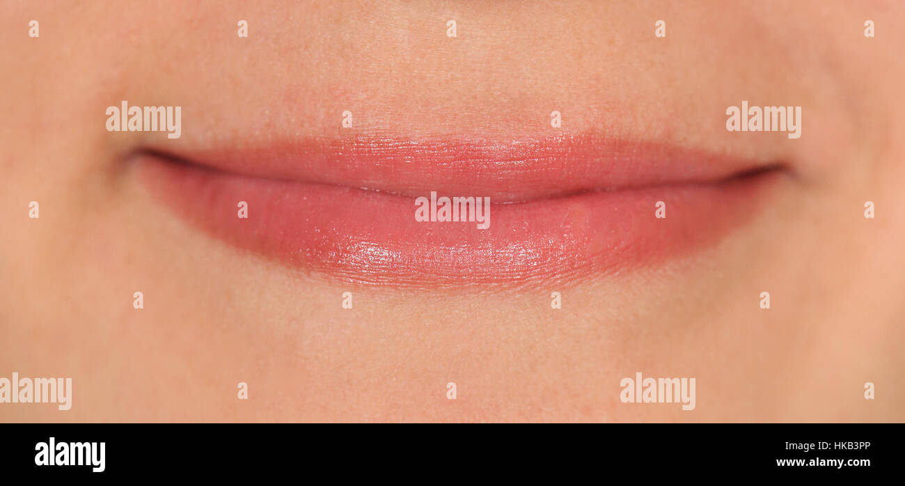 Piccolo sorriso sul volto delle ragazze Foto Stock