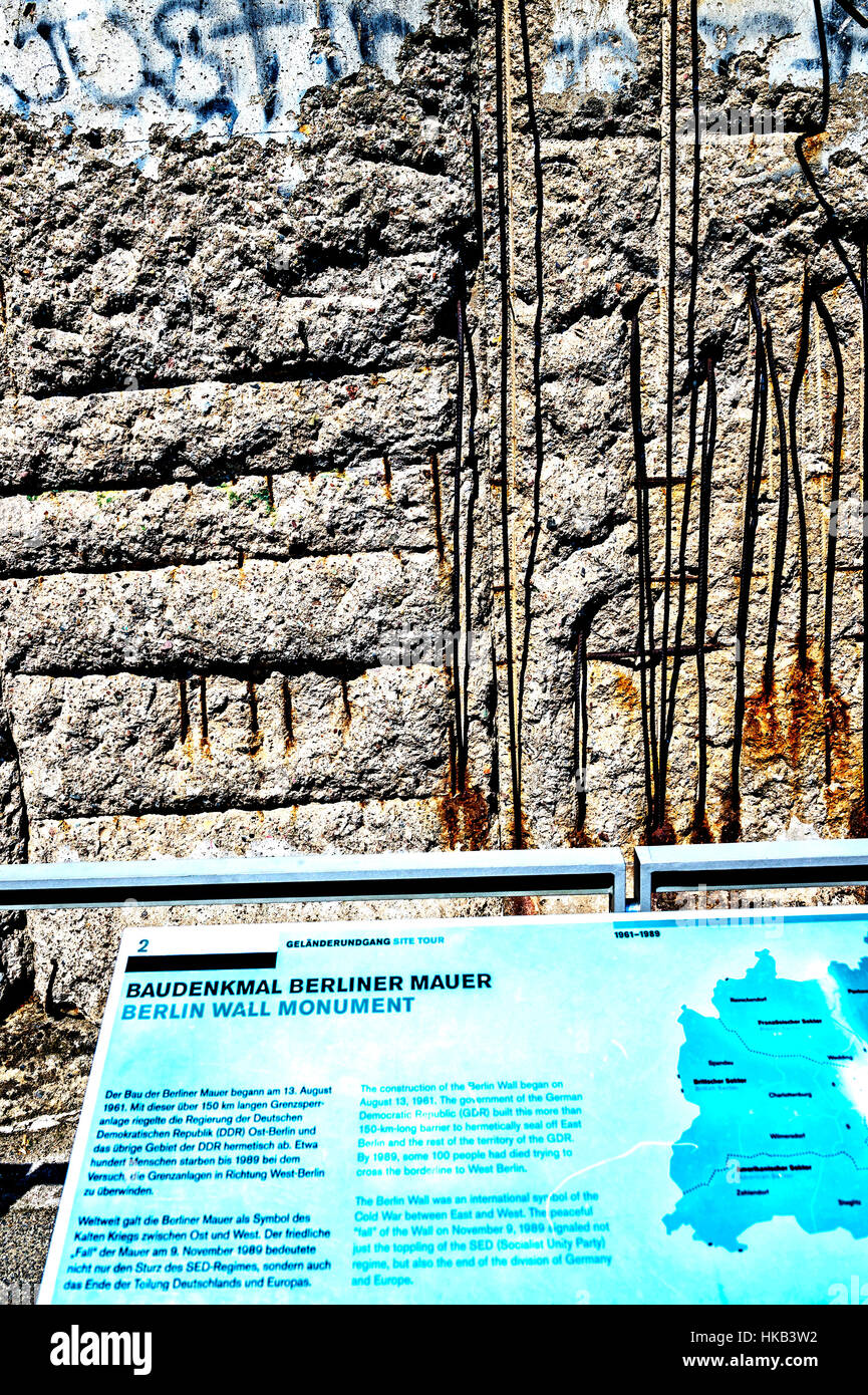 I resti del muro di Berlino con descrizione; Reste der Berliner Mauer nahe Gropius Bau Foto Stock