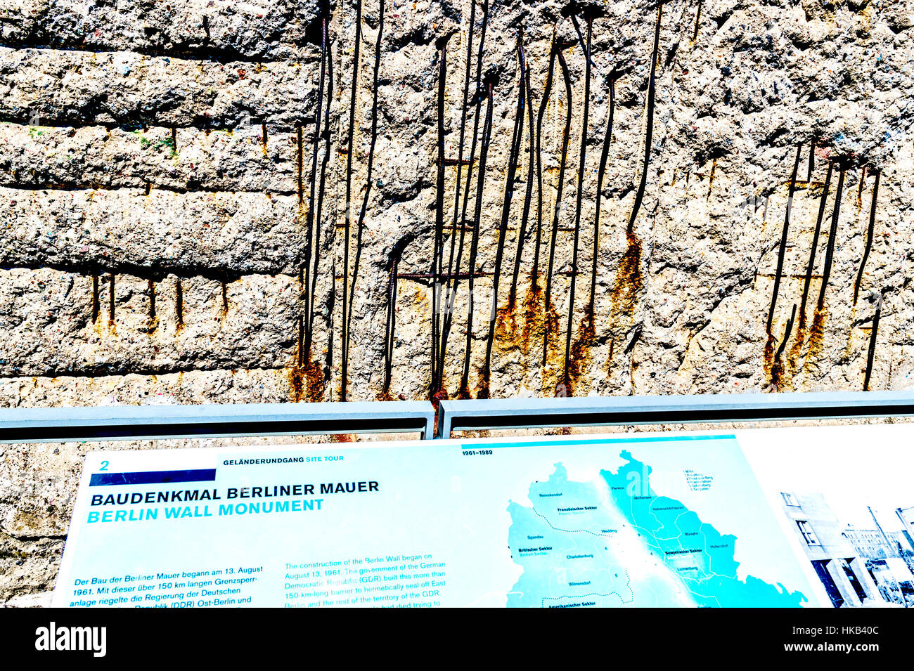 I resti del muro di Berlino con descrizione; Reste der Berliner Mauer nahe Gropius Bau Foto Stock