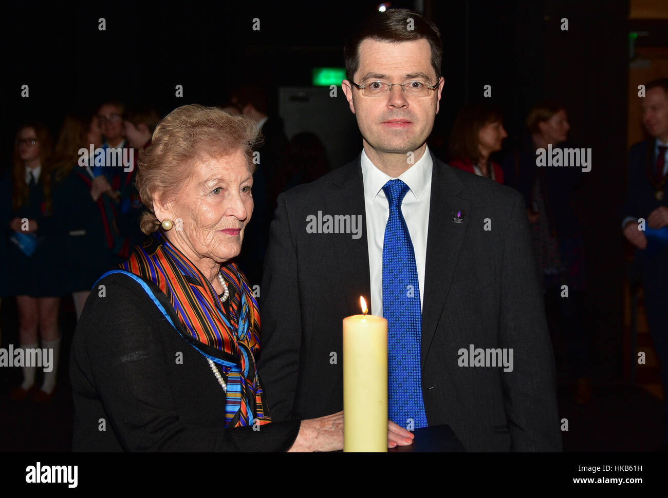 Armagh City, Regno Unito. Il 26 gennaio, 2017. Il segretario di Stato per la NI James Brokenshire incontra Mindu Hornick, un superstite del campo di concentramento di Auschwitz, in corrispondenza di un monumento commemorativo dell'Olocausto Evento in Armagh City, Irlanda del Nord. Credito: Mark inverno/Alamy Live News Foto Stock