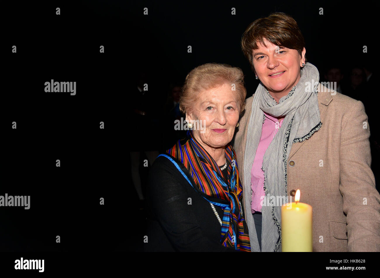 Armagh City, Regno Unito. Il 26 gennaio, 2017. DUP Leader Arlene Foster incontra Mindu Hornick, un superstite del campo di concentramento di Auschwitz, in corrispondenza di un monumento commemorativo dell'Olocausto Evento in Armagh City, Irlanda del Nord. Credito: Mark inverno/Alamy Live News Foto Stock