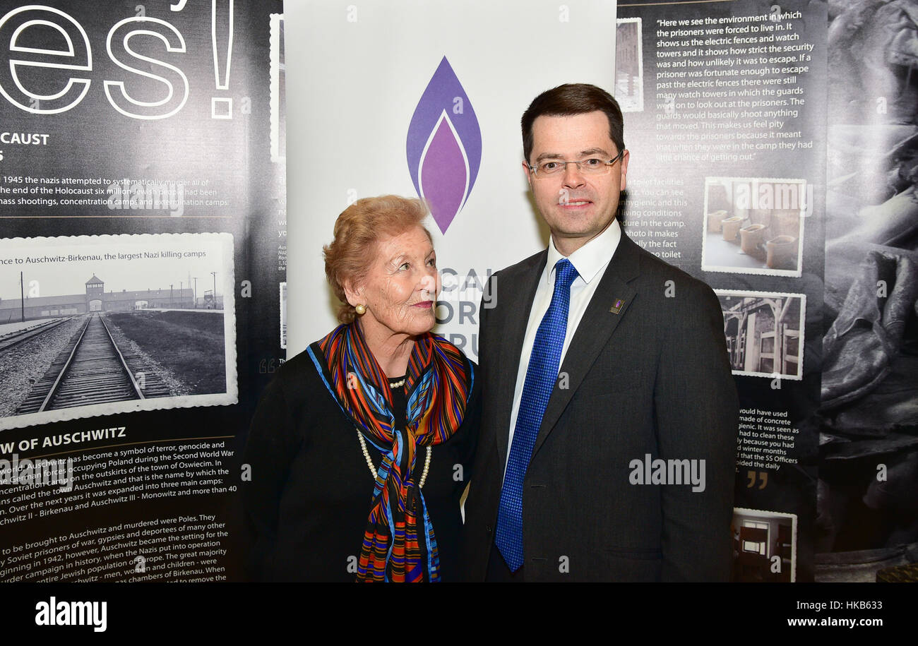 Armagh City, Regno Unito. Il 26 gennaio, 2017. Il segretario di Stato per l'Irlanda del Nord James Brokenshire MP incontra Mindu Hornick, un superstite del campo di concentramento di Auschwitz. Foto di Mark inverno/Alamy Live News Foto Stock