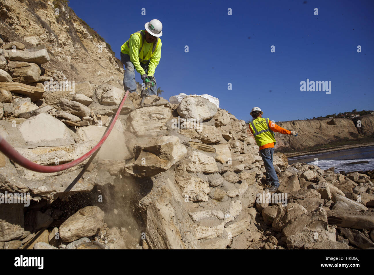 Palos Verdes Estates, CA, Stati Uniti d'America. 29 Nov, 2016. Una città contraente utilizzi un jackhammer di demolire un patio fort costruito dai surfisti locali sulla costa dell'Oceano Pacifico a Lunada Bay Martedì, Novembre 29, 2016 in Palos Verdes Estates, Calif. Il patio forte era un famoso ritrovo di Lunada Bay ragazzi e il processo di strappo verso il basso è diventata un punto di infiammabilità del dibattito nel corso surf localismo. © 2016 Patrick T. Fallon Credito: Patrick Fallon/ZUMA filo/Alamy Live News Foto Stock