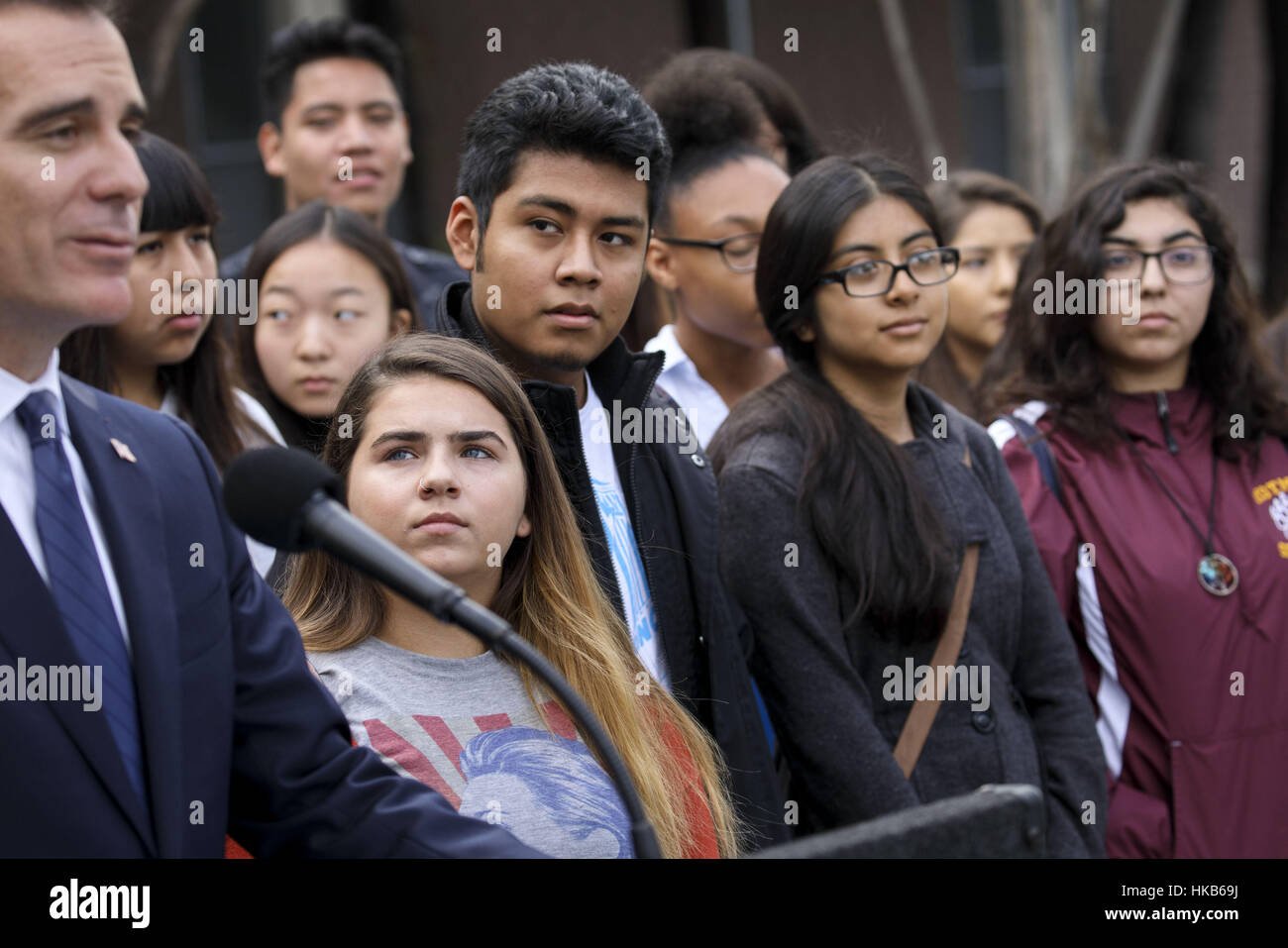 Los Angeles, CA, Stati Uniti d'America. Xxi Nov, 2016. Sydney Ross, 16 in Hillary Clinton shirt da Hollywood High School, centro sinistra e Gabriel Onate, 16, di Francisco Bravo magnete medicale di alta scuola, centro di ascoltare come Los Angeles Sindaco Eric Garcetti parla dopo un incontro con gli studenti alla Theodore Roosevelt High School circa le preoccupazioni da parte di studenti circa il presidente eletto Donald Trump's le politiche di immigrazione e le chiamate per le deportazioni di lunedì, 21 novembre 2016 in Boyle Heights quartiere di Los Angeles, California. © 2016 Patrick T. Fallon Credito: Patrick Fallon/ZUMA filo/Alamy Live News Foto Stock