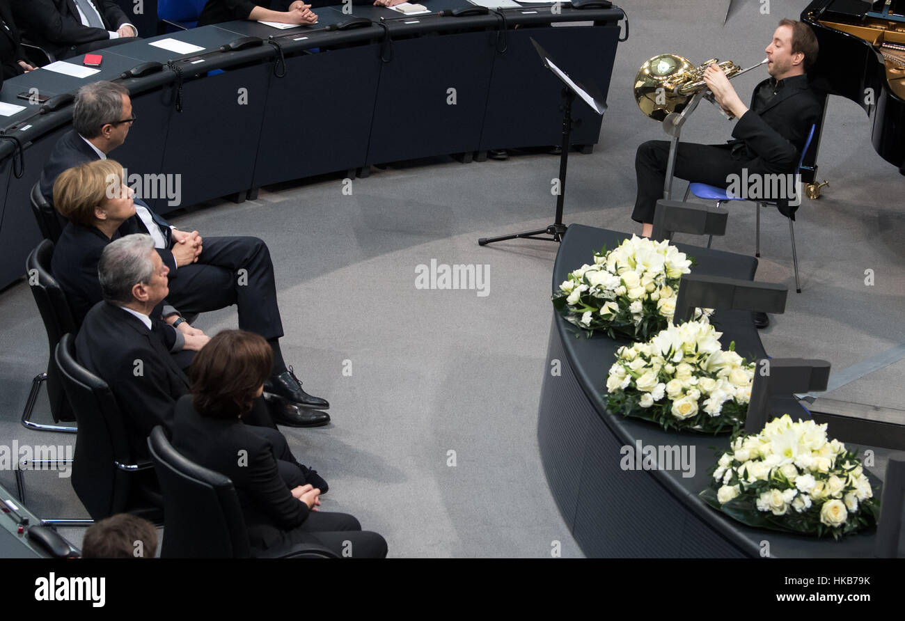 Felix Klieser, suonatore di corno nato senza braccia suona il pezzo  "Todeserfahrung' (lit. 'Death esperienza') di Norbert von Hannenheim  durante il memoriale di servizio per le vittime del Nazionalsocialismo al  parlamento tedesco