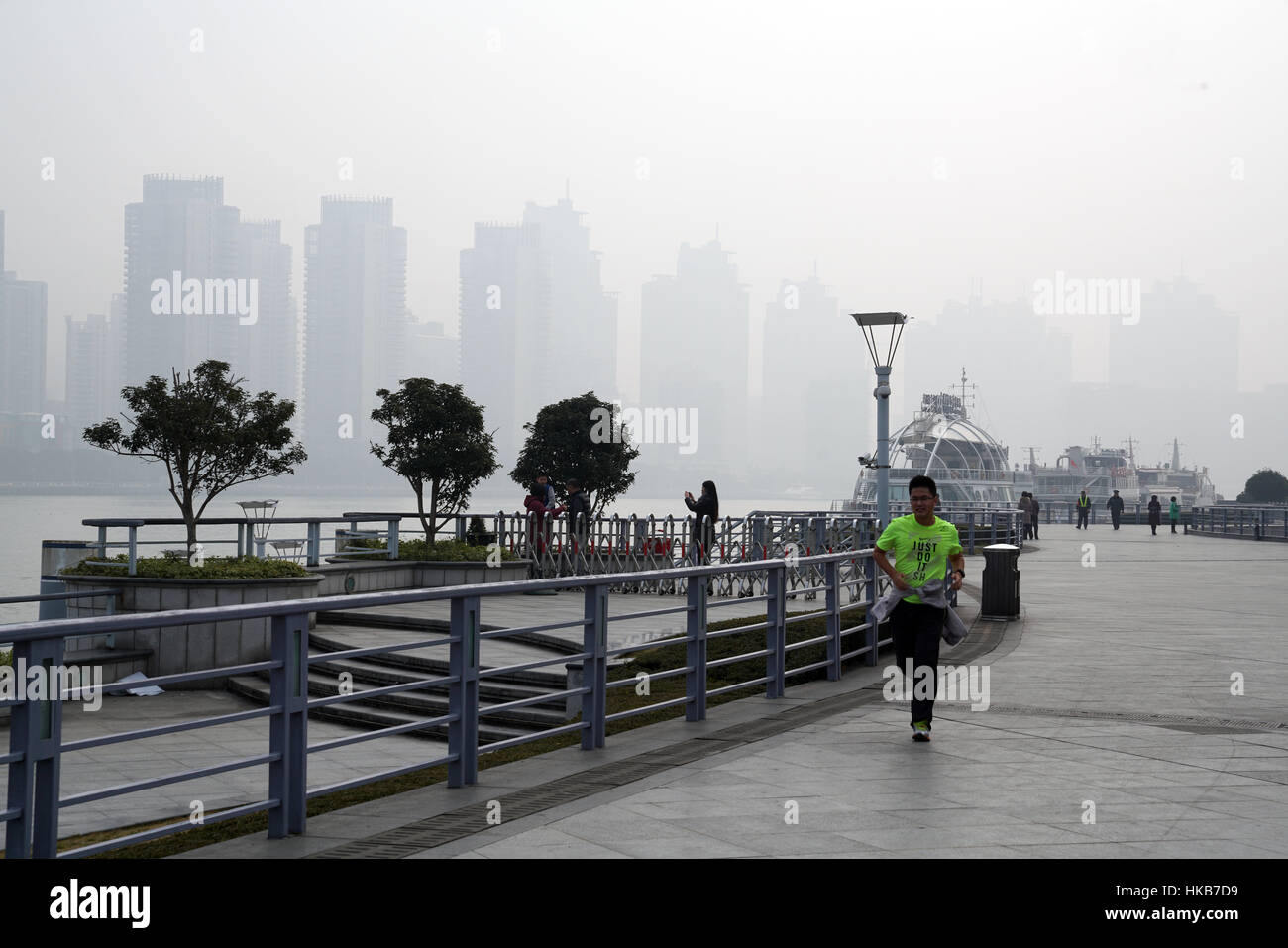 Shanghai, Cina. 27 gennaio, 2017. Pareggiatore sul Bund picchi di inquinamento in Shanghai. - Gilles Aygalenq/Le Pictorium credito: Le Pictorium/Alamy Live News Foto Stock