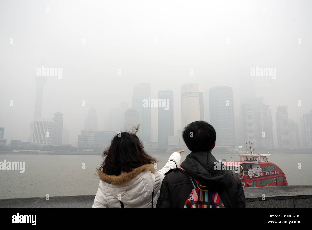 Shanghai, Cina. 27 gennaio, 2017. Turisti sul Bund picchi di inquinamento in Shanghai. - Gilles Aygalenq/Le Pictorium credito: Le Pictorium/Alamy Live News Foto Stock