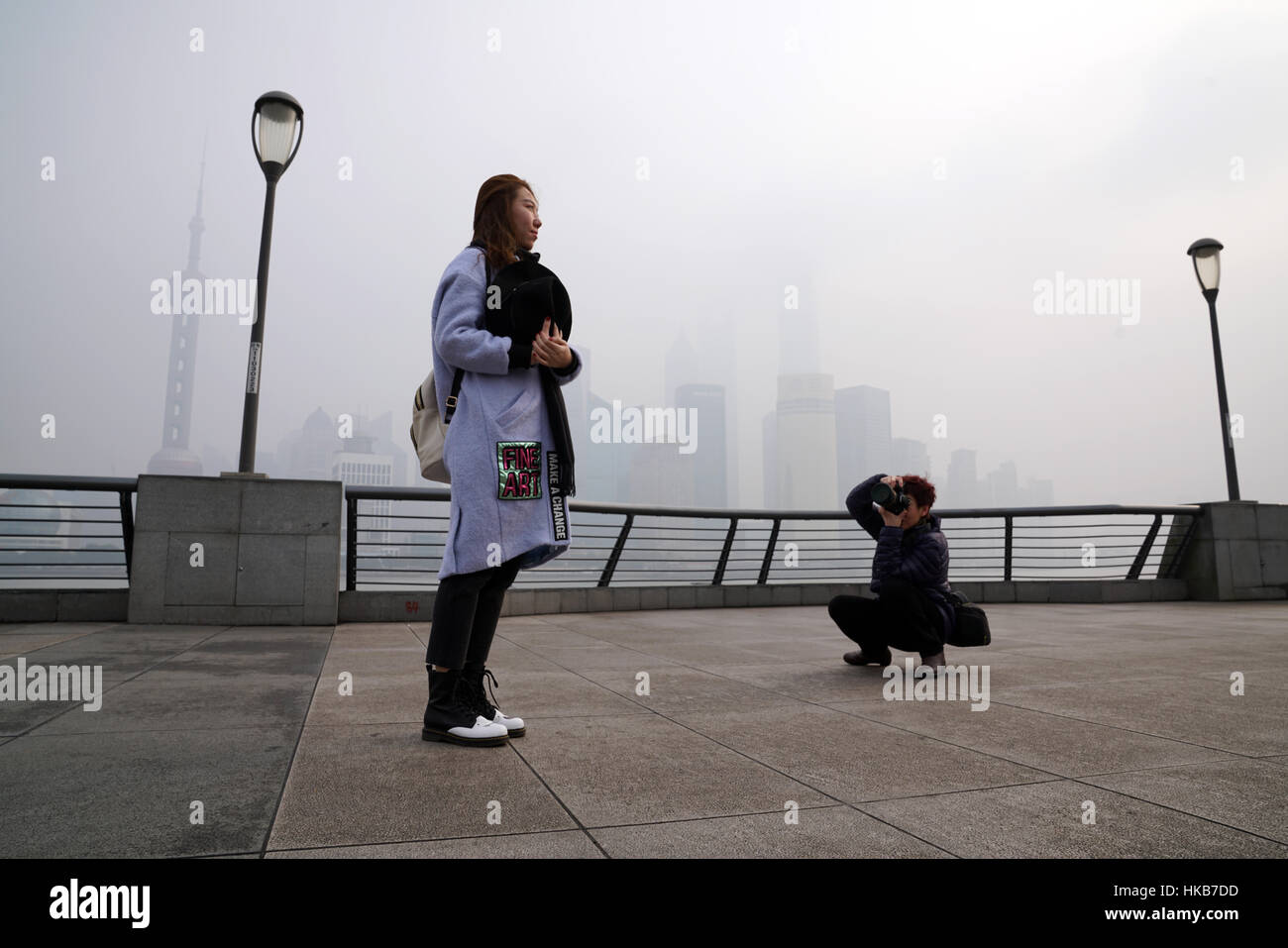 Shanghai, Cina. 27 gennaio, 2017. Turisti sul Bund picchi di inquinamento in Shanghai. - Gilles Aygalenq/Le Pictorium credito: Le Pictorium/Alamy Live News Foto Stock