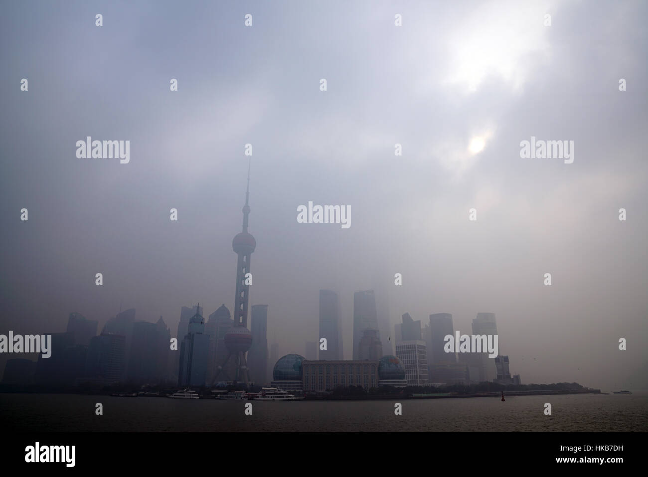 Shanghai, Cina. 27 gennaio, 2017. Vista di Pudong e il picco di grattacieli di inquinamento in Shanghai. - Gilles Aygalenq/Le Pictorium credito: Le Pictorium/Alamy Live News Foto Stock