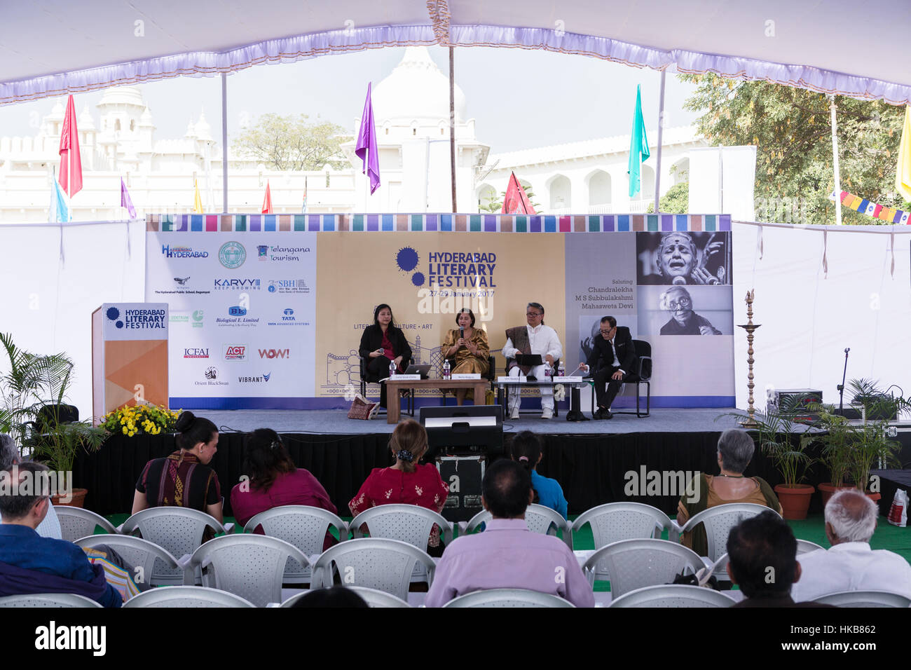 Hyderabad, India. 27 gennaio, 2017. Da (L a R) Luna Sicat-Cleto, Nelia Balgoa, Vim Nadera e Jun Cruz Reyes parlare a 'iscritto come eroismo' sessione in Hyderabad Festival letterario il 27 gennaio 2017 a Hyderabad, in India. Hyderabad Festival letterario è un multi-disciplinare, multi-lingua evento che richiama oltre un centinaio di scrittori, artisti, accademici, studiosi, editori da India e all'estero ogni anno.Sanjay Borra/Alamy Live News Credito: Sanjay Borra/Alamy Live News Foto Stock