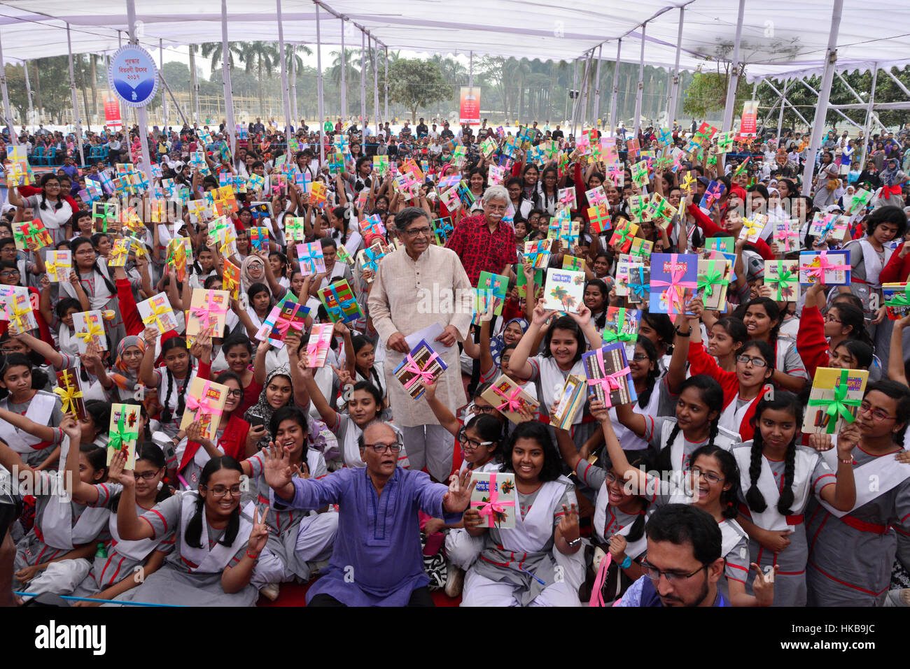 Dacca in Bangladesh. 27 gennaio, 2017. Scuola del Bangladesh studenti alzare le loro mani con libri in programma i vincitori di un libro-lettura concorso organizzato da Bishwo Shahitto Kendro (Centro World-Literature) a Sohrawardi Uddan Park a Dhaka, nel Bangladesh. Il 27 gennaio 2017. 5,698 studenti da 111 diverse scuole di divisione di Dhaka ha partecipato al programma vincitori di un libro-lettura concorso organizzato da Bishwo Shahitto Kendro (World-Literature centro) al parco di Ramna a Dhaka, nel Bangladesh. Credito: Mamunur Rashid/Alamy Live News Foto Stock