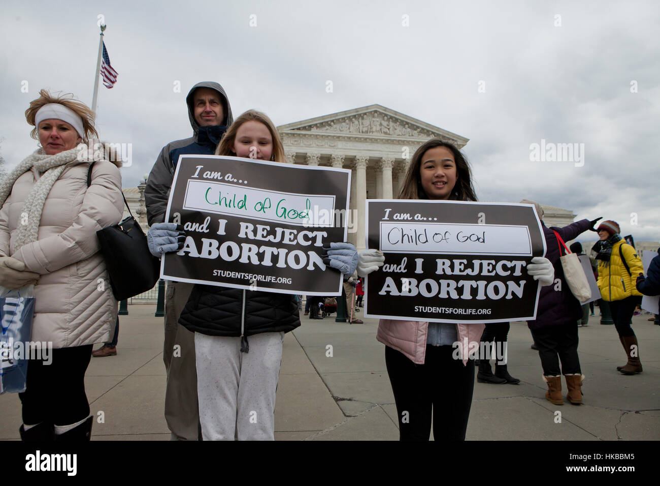 Washington, DC, Stati Uniti d'America. Il 27 gennaio, 2017.Migliaia di pro-vita attivisti marzo dal National Mall alla Corte suprema per il Movimento per la vita annuale di marzo. Molti pro-scelta anche gli attivisti si riuniscono di fronte alla Corte suprema, dove entrambi i lati protesta fianco a fianco. Credito: B Christopher/Alamy Live News Foto Stock