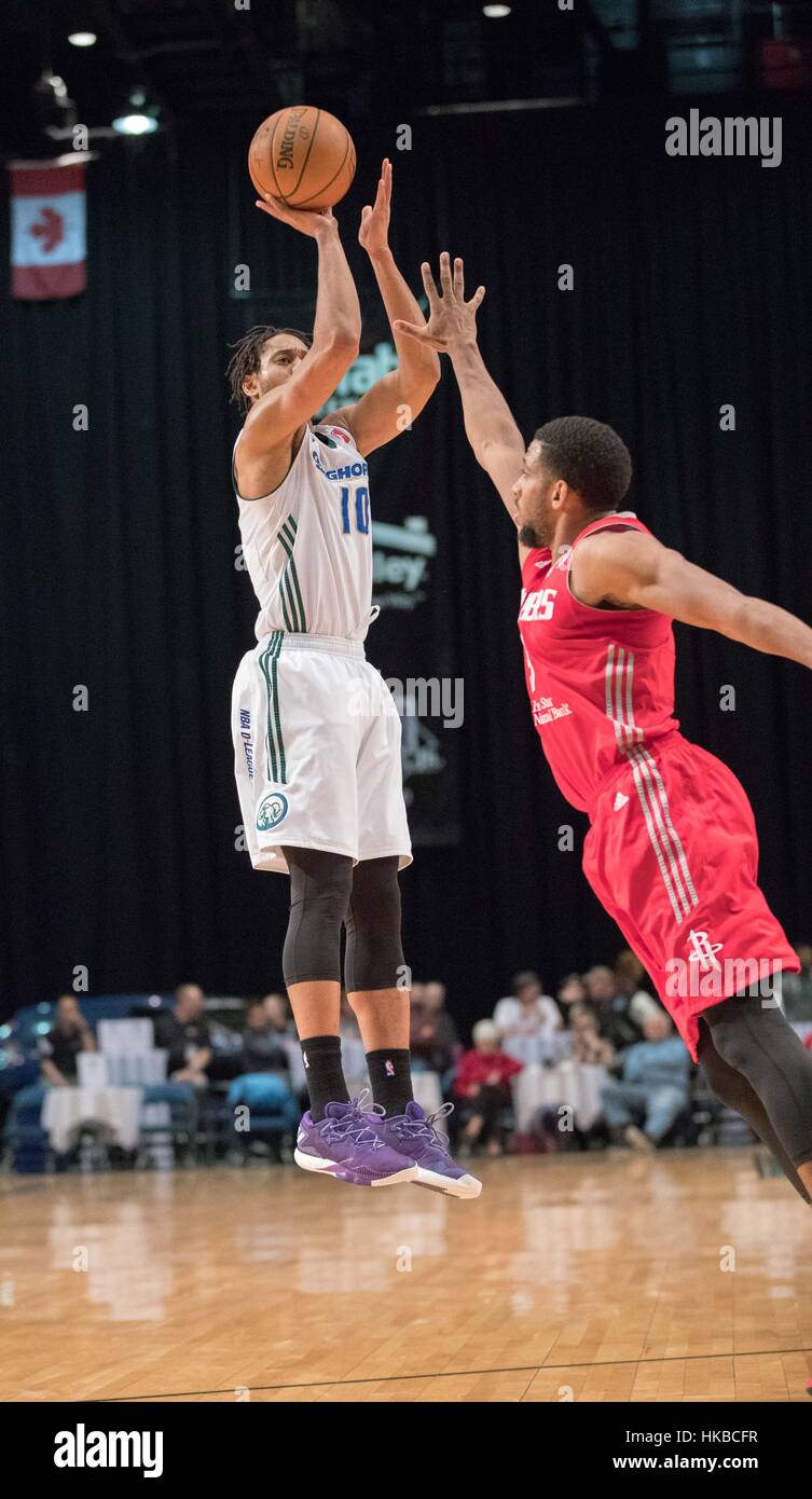 Reno, Stati Uniti d'America. 27 gennaio, 2017. Reno Bighorn Guard Isaia cugini (10) spara su Rio Grande Valley Viper Guard Dario Morris (9) durante la NBA D-League gioco di basket tra il Reno Bighorns e il Rio Grande Valley Vipers al Reno eventi centro a Reno in Nevada. Credito: Jeff Mulvihill Jr/ZUMA filo/Alamy Live News Foto Stock