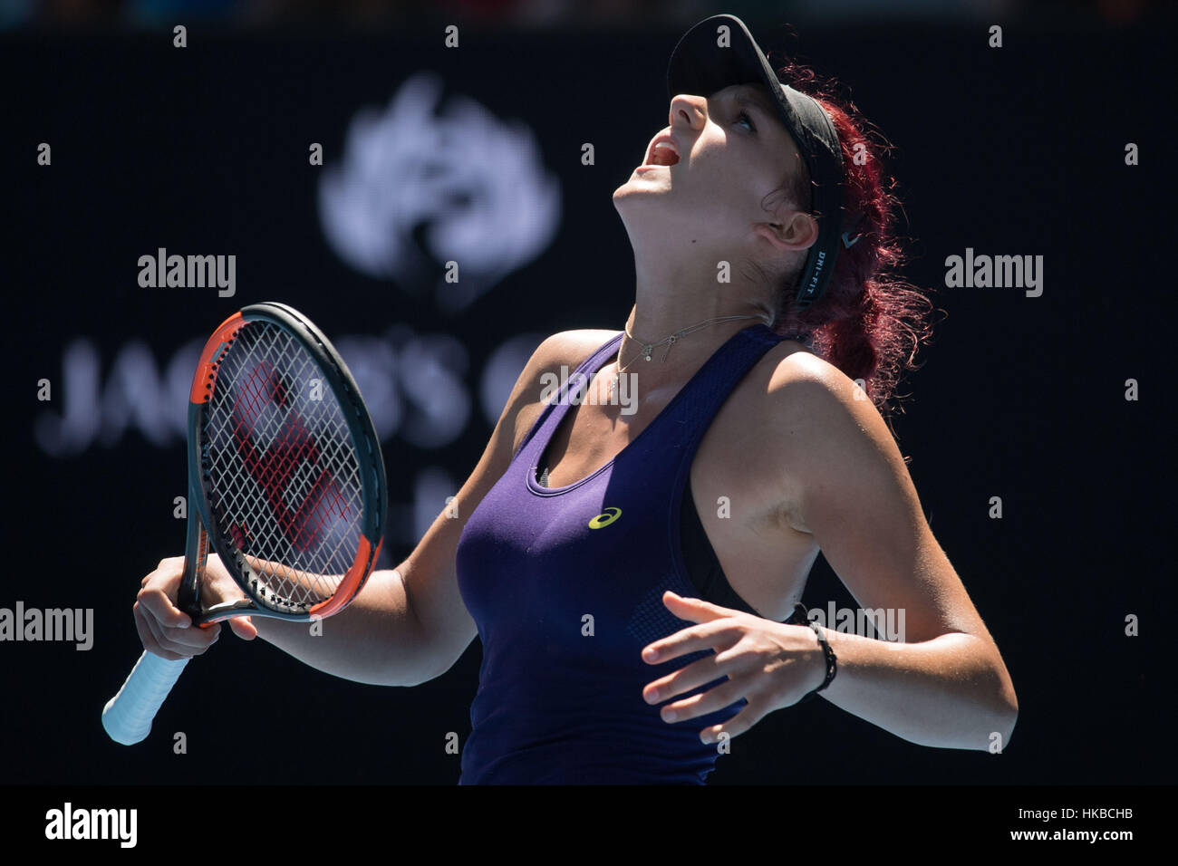 Melbourne, Australia. 28 gen, 2017. Rebeka Masarova della Svizzera reagisce durante le ragazze junior' singles match finale contro Marta Kostyuk di Ucraina presso l'Australian Open di tennis campionati a Melbourne, Australia. Kostyuk ha vinto 2-1. Credito: Bai Xue/Xinhua/Alamy Live News Foto Stock