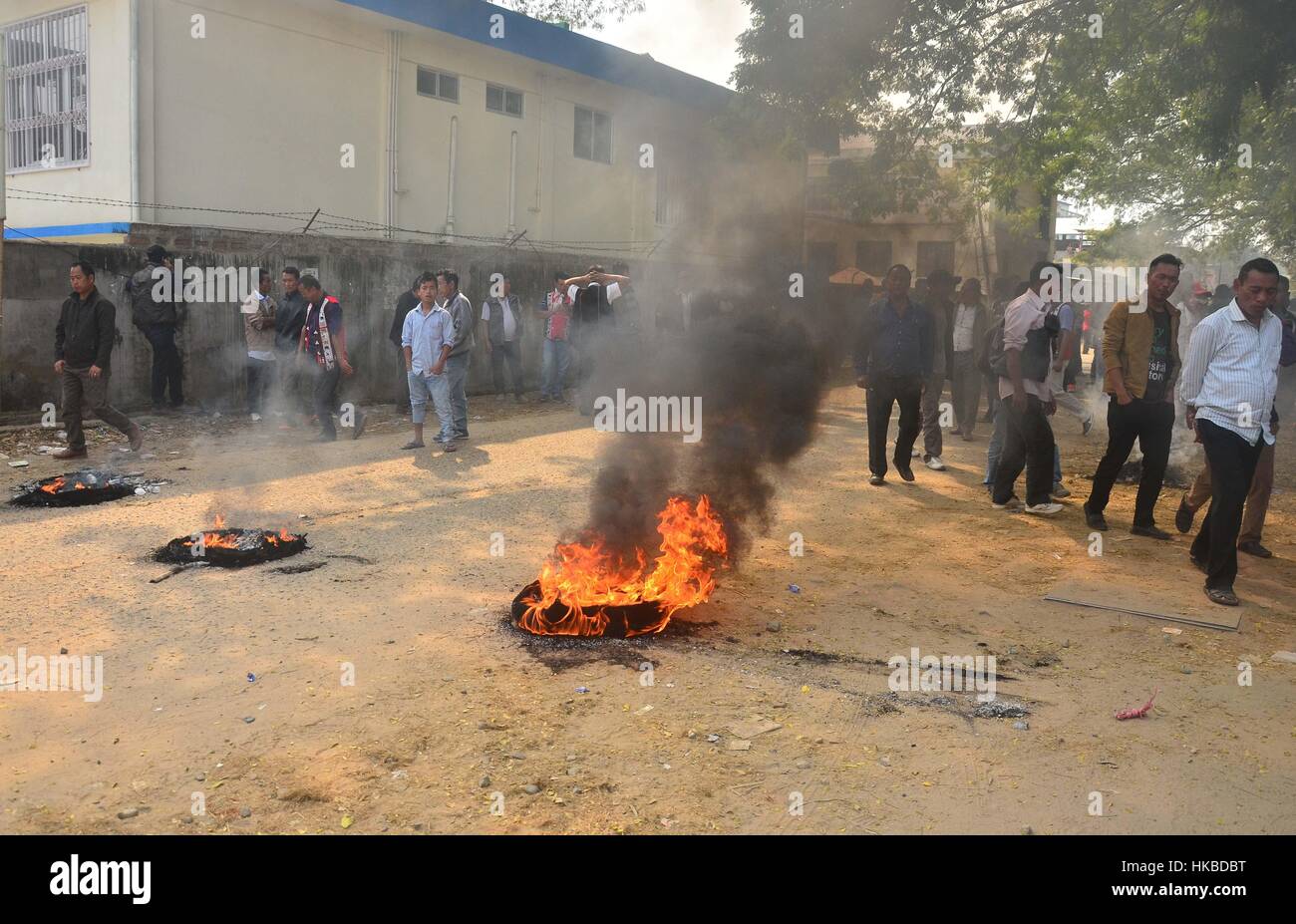 Dimapur, India 28 Gennaio 2017: sostenitori bandh a piedi passa la masterizzazione pneumatico messa su strada durante un totale stato ampia chiamata di arresto dal comitato di coordinamento congiunto contro il 33% di donne la prenotazione per la prossima comunale urbano e locale del corpo elettorale in stato di Dimapur, India nord orientale di stato del Nagaland. Credito: Caisii Mao/Alamy Live News Foto Stock