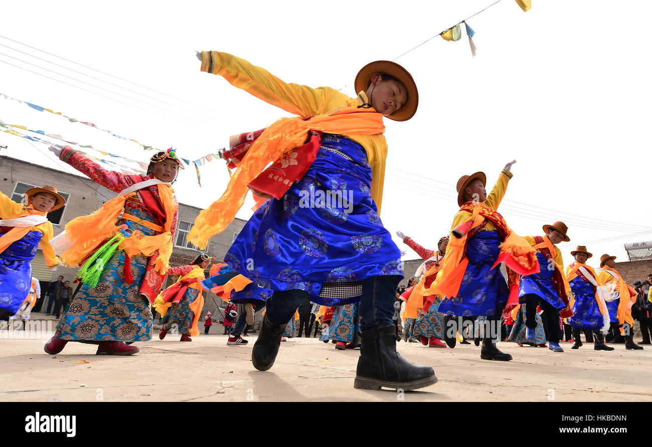 Xining, la Cina della Provincia di Qinghai. 28 gen, 2017. Gli artisti interpreti o esecutori di ballare per gli abitanti di un villaggio in Hongyahe villaggio di Huangzhong County in Xining, a nord-ovest della Cina di Provincia di Qinghai, Gennaio 28, 2017. Una performance è stata tenuta in Huangzhong per festeggiare il nuovo anno lunare cinese. Credito: Wang Bo/Xinhua/Alamy Live News Foto Stock