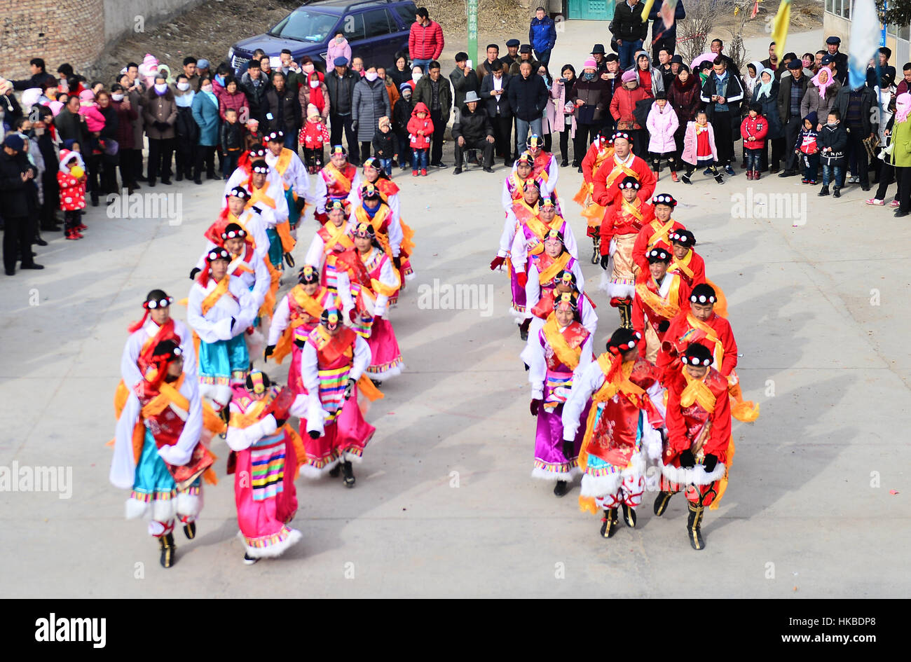 Xining, la Cina della Provincia di Qinghai. 28 gen, 2017. Gli artisti interpreti o esecutori di ballare per gli abitanti di un villaggio in Hongyahe villaggio di Huangzhong County in Xining, a nord-ovest della Cina di Provincia di Qinghai, Gennaio 28, 2017. Una performance è stata tenuta in Huangzhong per festeggiare il nuovo anno lunare cinese. Credito: Wang Bo/Xinhua/Alamy Live News Foto Stock