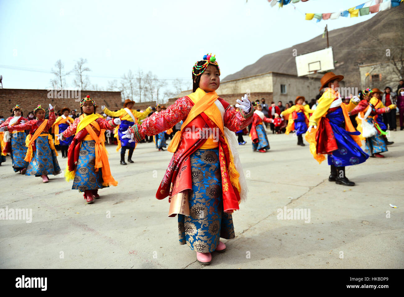 Xining, la Cina della Provincia di Qinghai. 28 gen, 2017. Gli artisti interpreti o esecutori di ballare per gli abitanti di un villaggio in Hongyahe villaggio di Huangzhong County in Xining, a nord-ovest della Cina di Provincia di Qinghai, Gennaio 28, 2017. Una performance è stata tenuta in Huangzhong per festeggiare il nuovo anno lunare cinese. Credito: Wang Bo/Xinhua/Alamy Live News Foto Stock