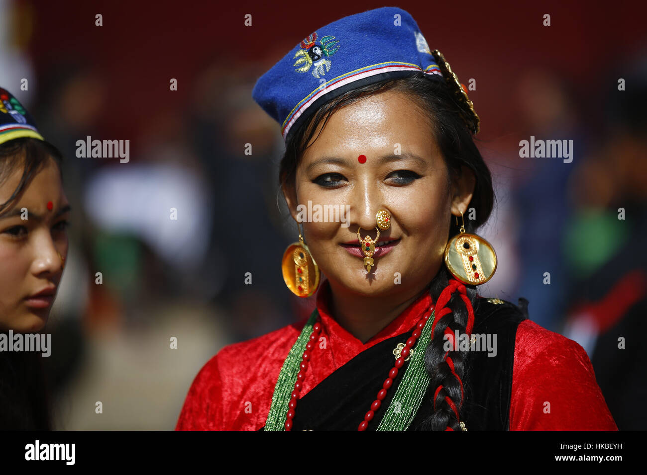 Kathmandu, Nepal. 28 gen, 2017. Una donna Nepalese dal Tamang comunità prende parte alla parata per celebrare Sonam Losar festival che si svolge intorno al tempo di cinesi e mongoli Nuovo Anno a Kathmandu in Nepal il Sabato, 28 gennaio 2017. Credito: Skanda Gautam/ZUMA filo/Alamy Live News Foto Stock