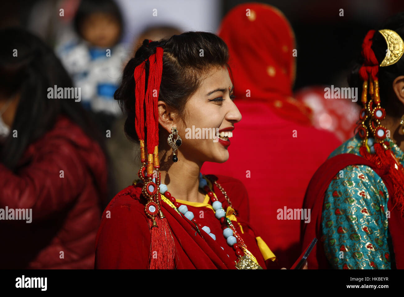 Kathmandu, Nepal. 28 gen, 2017. Una donna Nepalese dalla comunità Tamang reagisce come lei prende parte alla parata per celebrare Sonam Losar festival che si svolge intorno al tempo di cinesi e mongoli Nuovo Anno a Kathmandu in Nepal il Sabato, 28 gennaio 2017. Credito: Skanda Gautam/ZUMA filo/Alamy Live News Foto Stock