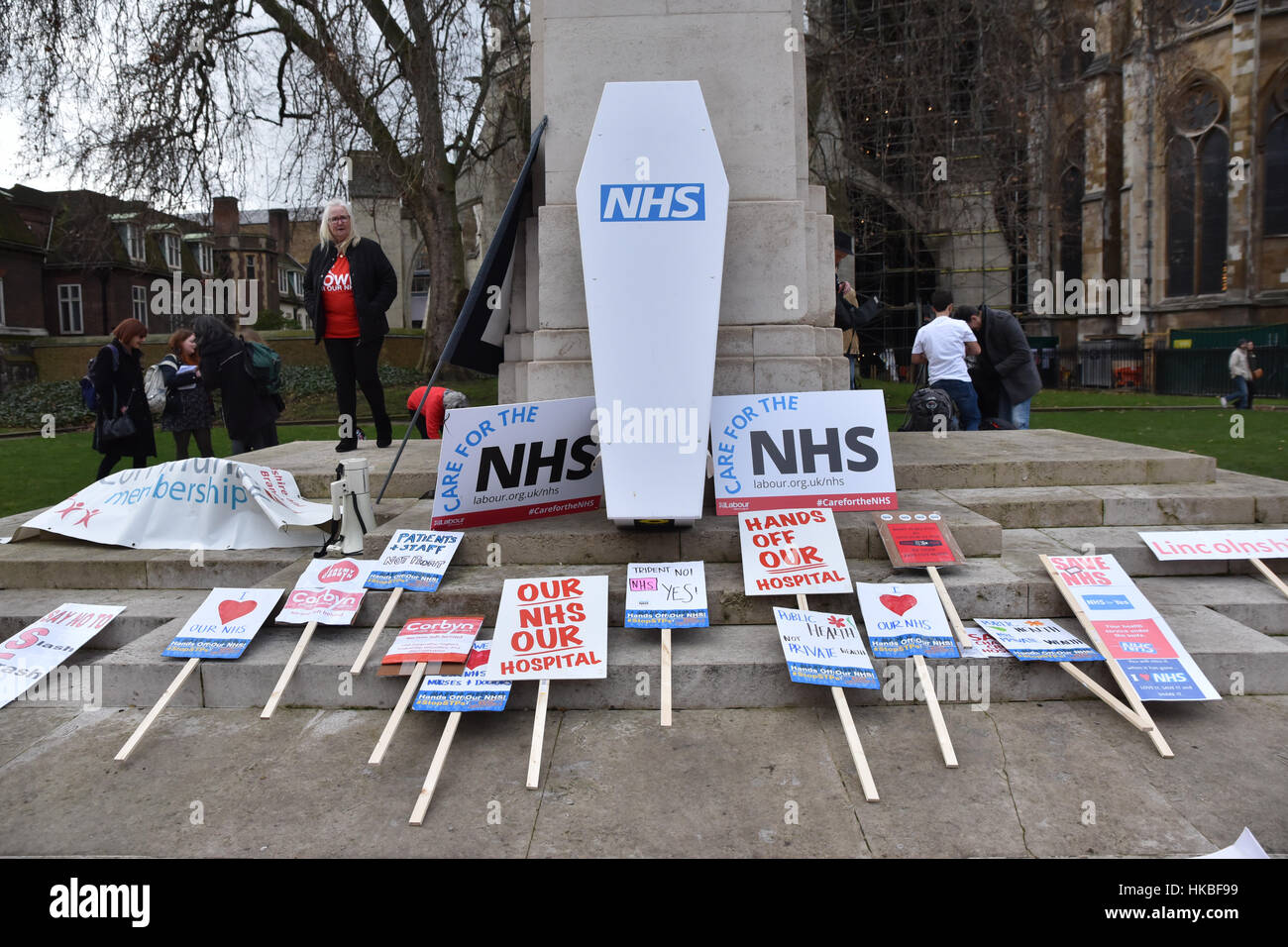 Il parlamento di Londra, Regno Unito. 28 gen, 2017. "Hands off il NHS' manifestanti in piedi al di fuori del Parlamento per protestare contro il governo del "Sostenibilità e piani di trasformazione (STPS)' Credit: Matteo Chattle/Alamy Live News Foto Stock