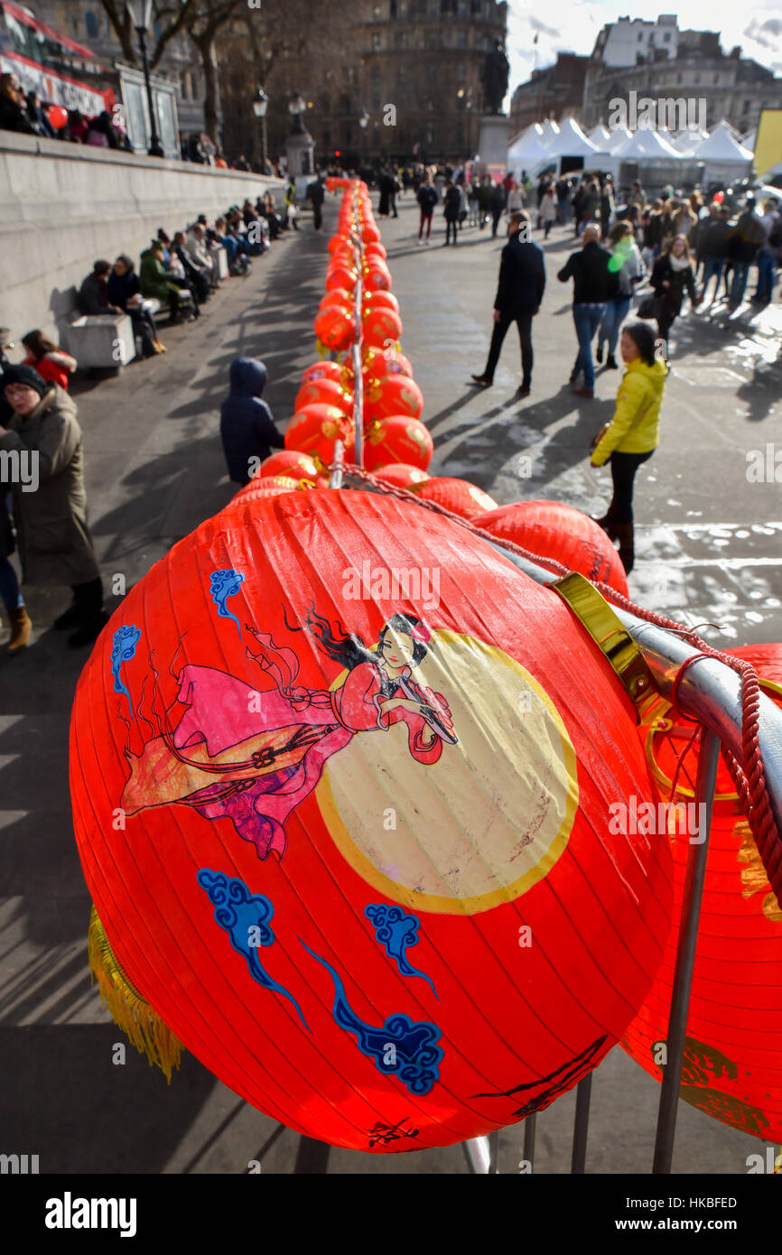 Trafalgar Square, Londra, Regno Unito. 28 gen, 2017. Trafalgar Square è preparata per il nuovo anno cinese della Rooster celebrazioni. Credito: Matteo Chattle/Alamy Live News Foto Stock