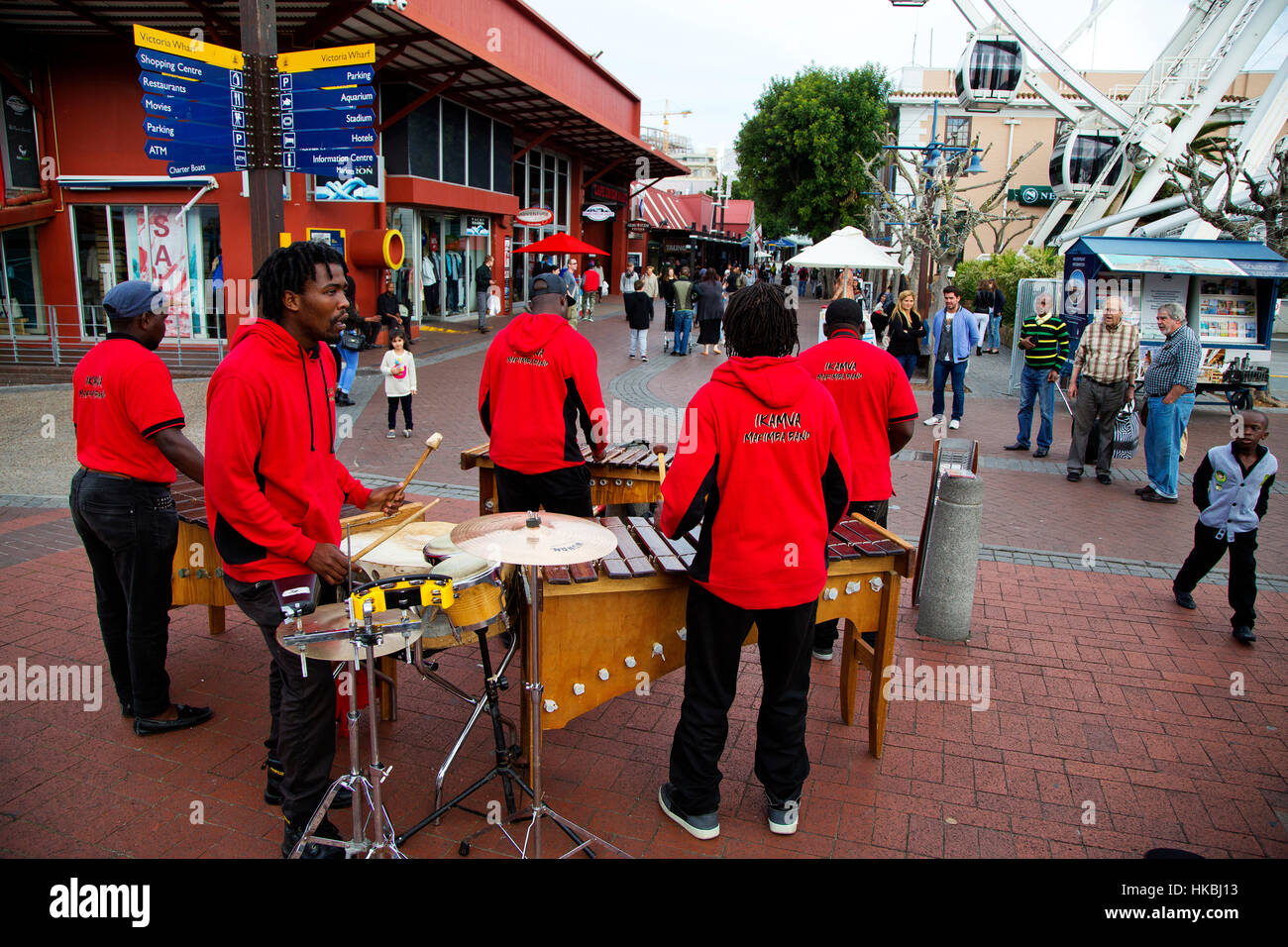 Il sudafricano Ikamua Marimba Band per fare una presentazione in prossimità del Giant Ferris-ruota in il V & A Waterfront, Città del Capo, Sud Africa Foto Stock
