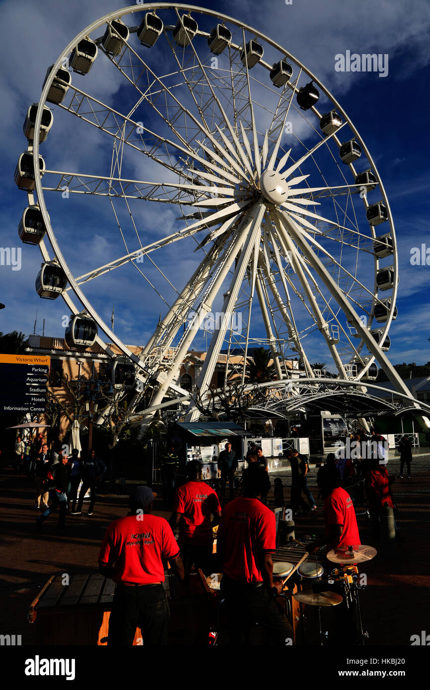 Giant Ferris-ruota in il V & A Waterfront. Questa ruota, ufficialmente conosciuta come la ruota di eccellenza ma conosciuta come la Ruota Gigante di divertimento, Città del Capo Foto Stock
