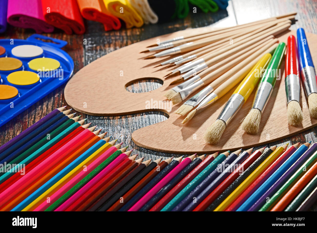 Composizione con gli accessori della scuola di pittura e disegno. Foto Stock