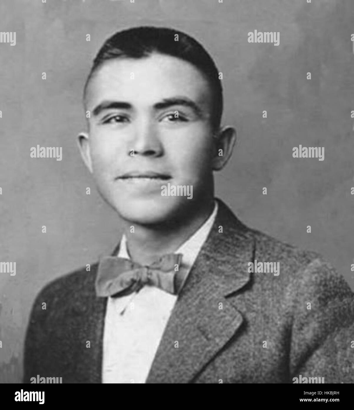 Questo ritratto di Pete Martinez presenta uno studio dettagliato sull'olio, catturando la sua somiglianza in uno stile realistico. L'opera riflette la tecnica dell'artista e sottolinea il carattere e l'espressione del soggetto. Foto Stock