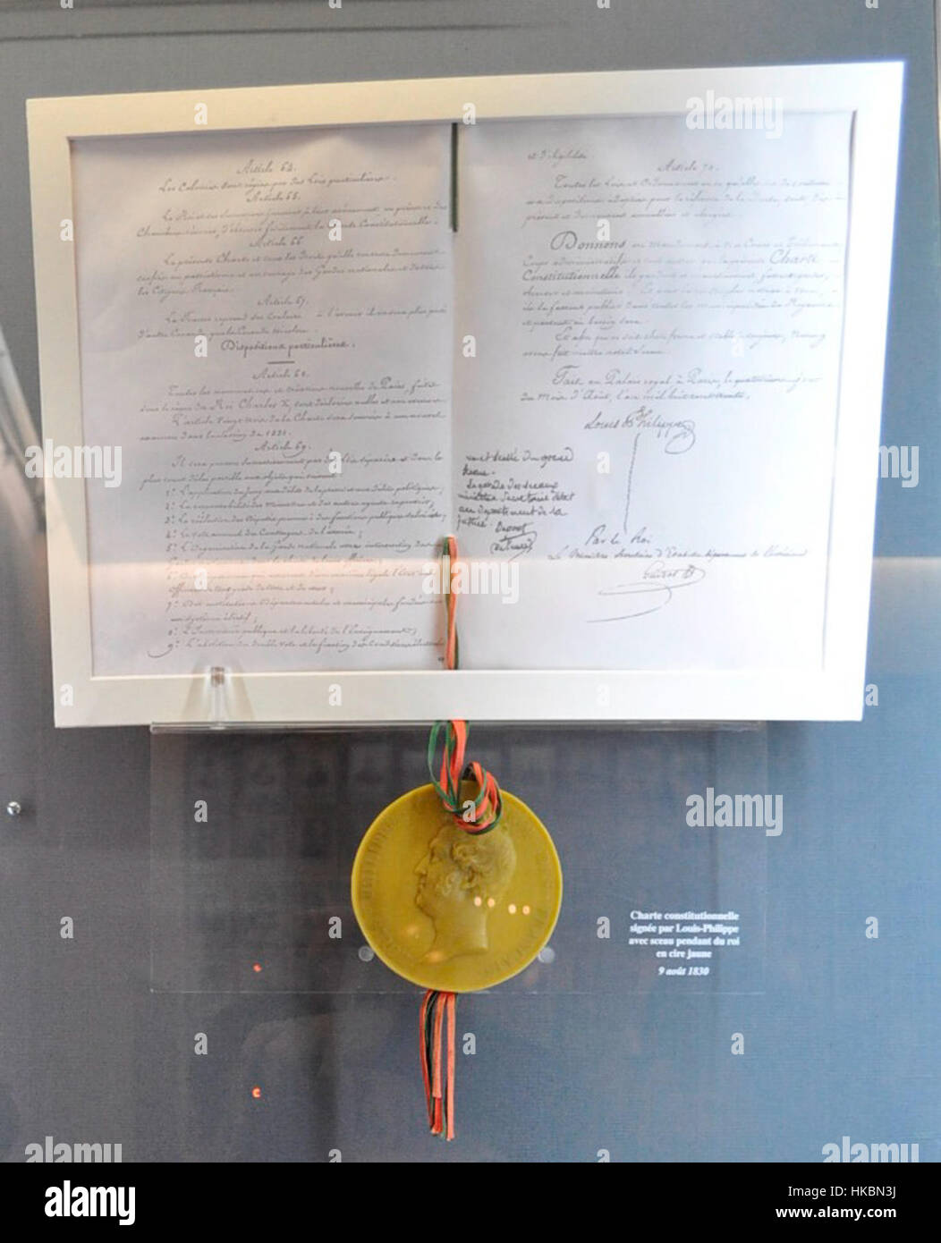 Questo documento storico, la "carta del 1830", si riferisce alla carta costituzionale francese, che è stata introdotta per stabilire il quadro di governo dopo la Rivoluzione di luglio in Francia. Ha segnato l'inizio di una monarchia costituzionale in Francia e ha rimodellato il suo paesaggio politico. Foto Stock