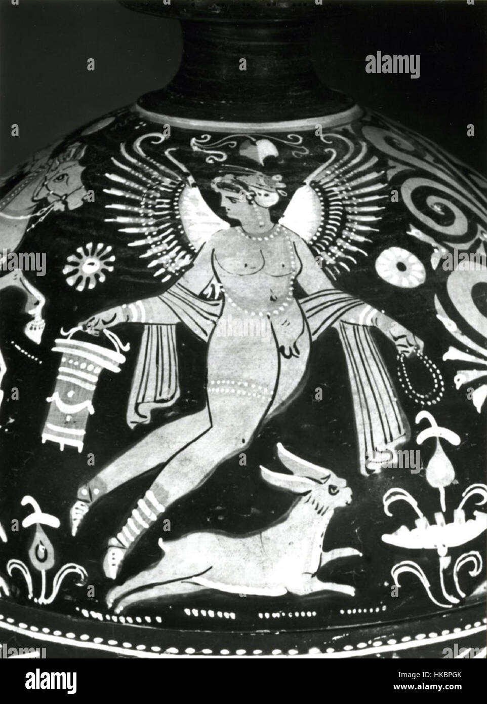 Questo pyxis globulare pugliese a figura rossa, risalente al IV secolo a.C., è un notevole esempio di ceramica greca antica. La nave, originaria della Puglia, presenta un'intricata decorazione a figura rossa, comune nell'arte dell'Italia meridionale. Foto Stock