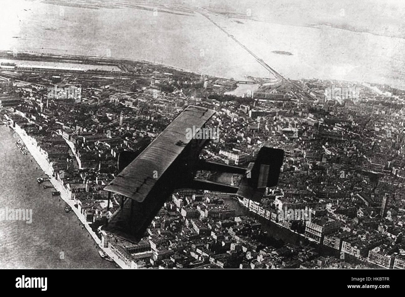 Una raffigurazione vintage del Caproni CA.3, un aereo da bombardiere italiano, che sorvolava il lago Balaton (Velence) in Ungheria durante la prima guerra mondiale. Il Caproni CA.3 era noto per il suo ruolo di bombardamento strategico. Foto Stock