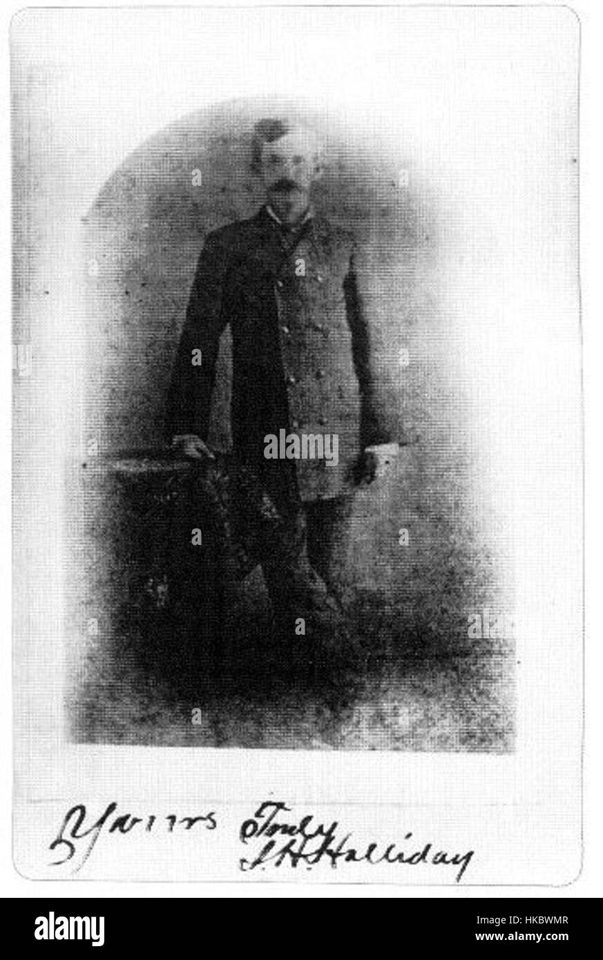 Questa immagine storica probabilmente raffigura Doc Holliday, il famoso pistolero e giocatore d'azzardo, a Prescott, Arizona. Noto per il suo coinvolgimento nella sparatoria all'O.K. Corral, Holliday rimane una figura di spicco nella tradizione americana del selvaggio West. Foto Stock