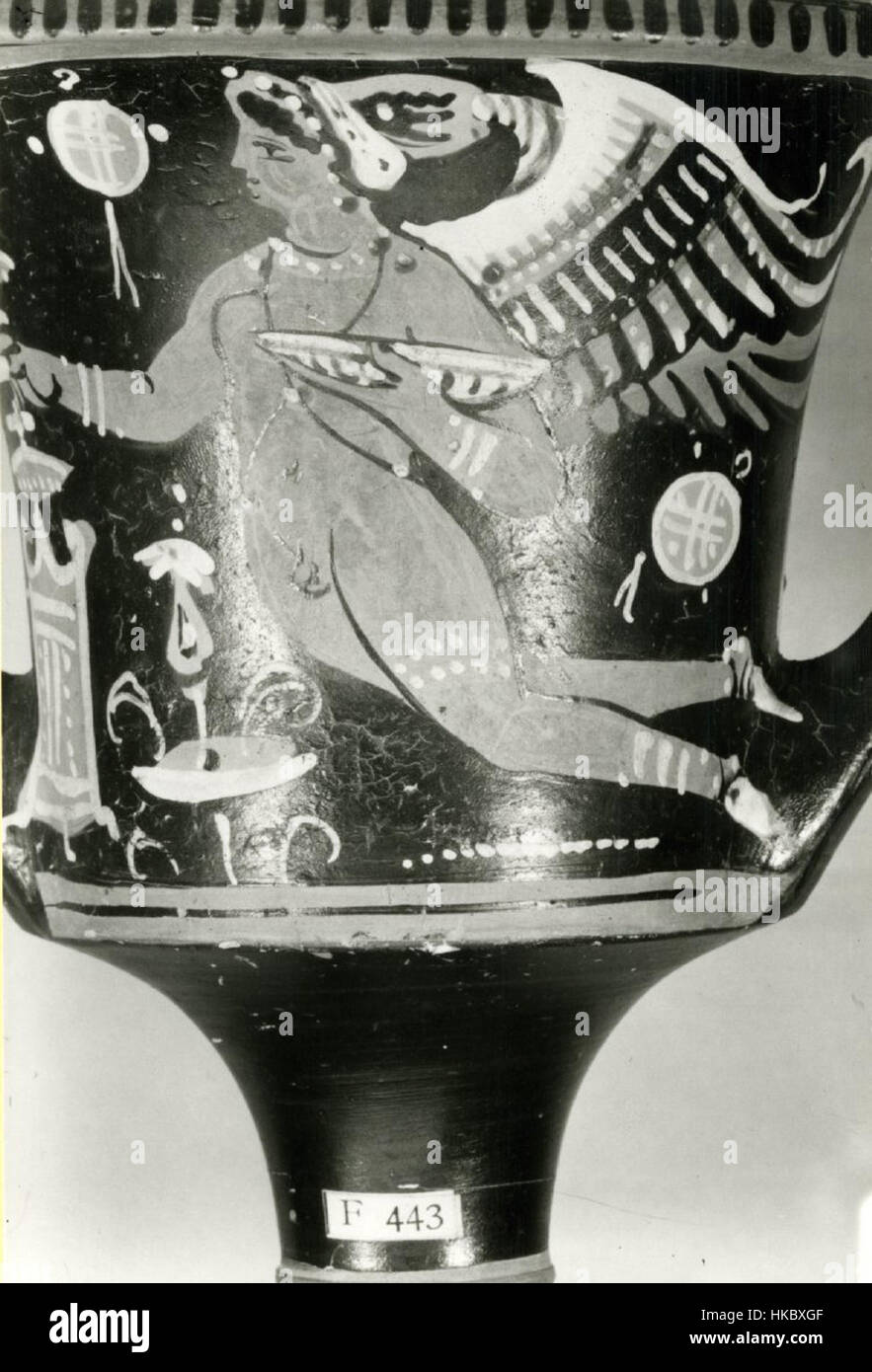 Questo kantharos pugliese a figura rossa, risalente al IV secolo a.C., è un pezzo di ceramica greca antica trovata in Puglia, Italia. L'opera d'arte sulla nave raffigura scene mitologiche, tipiche della ceramica greca a figura rossa. Foto Stock