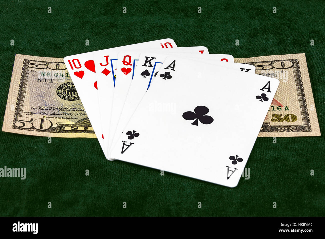 Sul green baize giace banconote su cui mano di poker è "dritto" Foto Stock