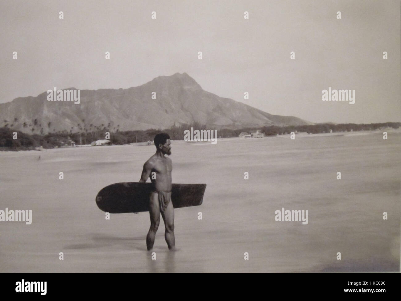 Hawaiian con tavola da surf e Diamond Head in background Foto Stock