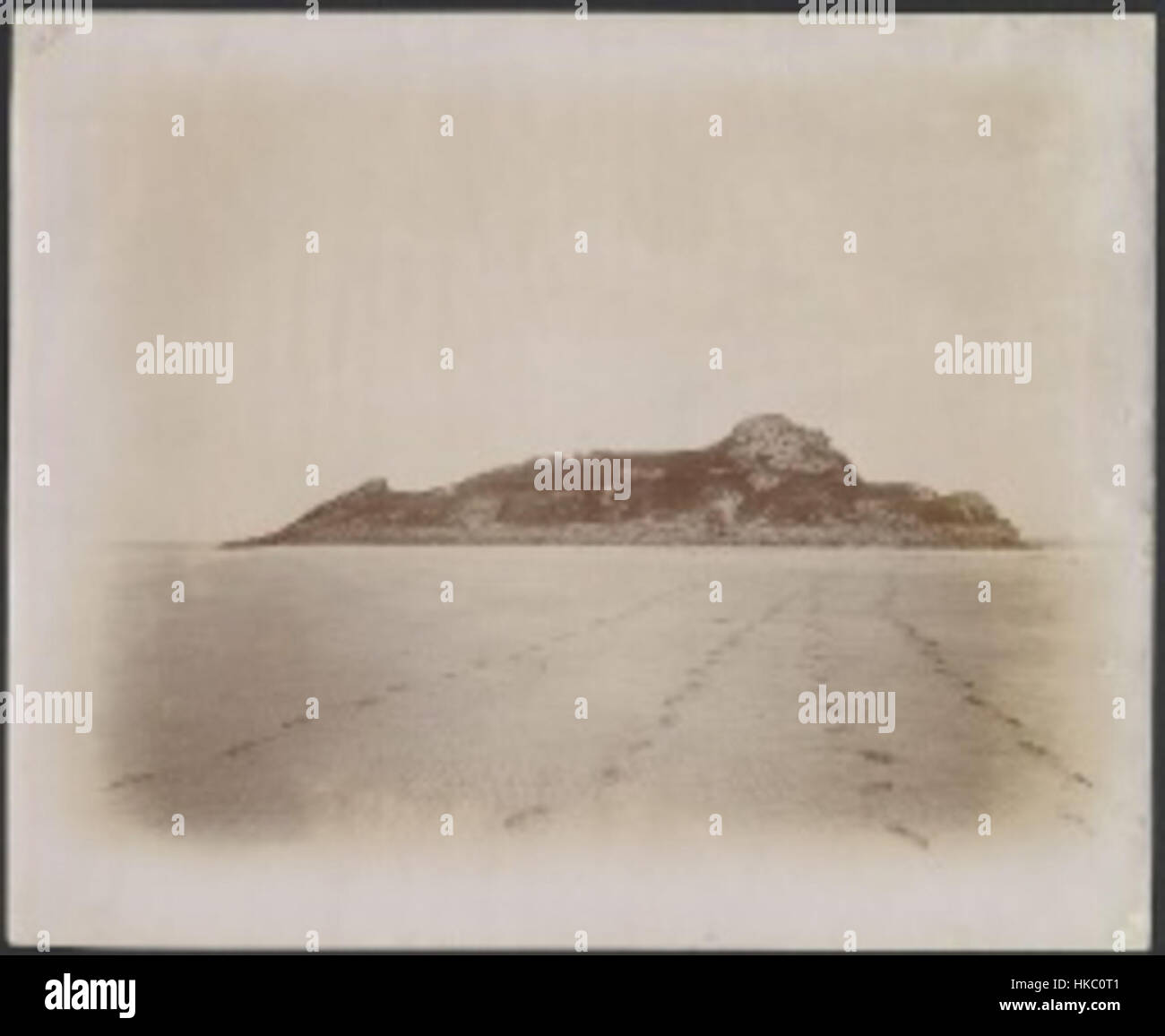 Il dipinto "Tombelaine" di Henri Magron cattura il paesaggio sereno, enfatizzando la bellezza naturale e la precisa tecnica dell'artista nell'arte paesaggistica. Foto Stock