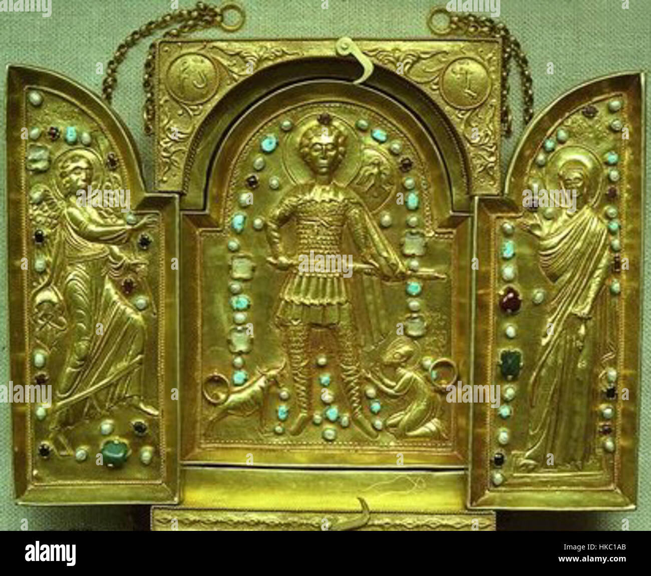 L'icona Ilori di San Giorgio è un dipinto religioso tradizionale in stile bizantino che raffigura il santo nella sua posizione eroica, uccidendo il drago. Questa icona, parte della tradizione cristiana ortodossa orientale, evidenzia il significato religioso e culturale di San Giorgio come simbolo di fede e coraggio. Foto Stock