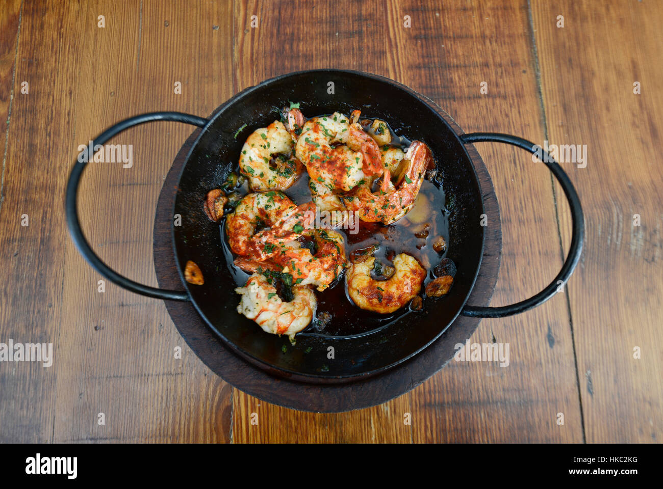 Tradizionale piatto spagnolo gambas al ajillo (gamberetti con aglio) Foto Stock