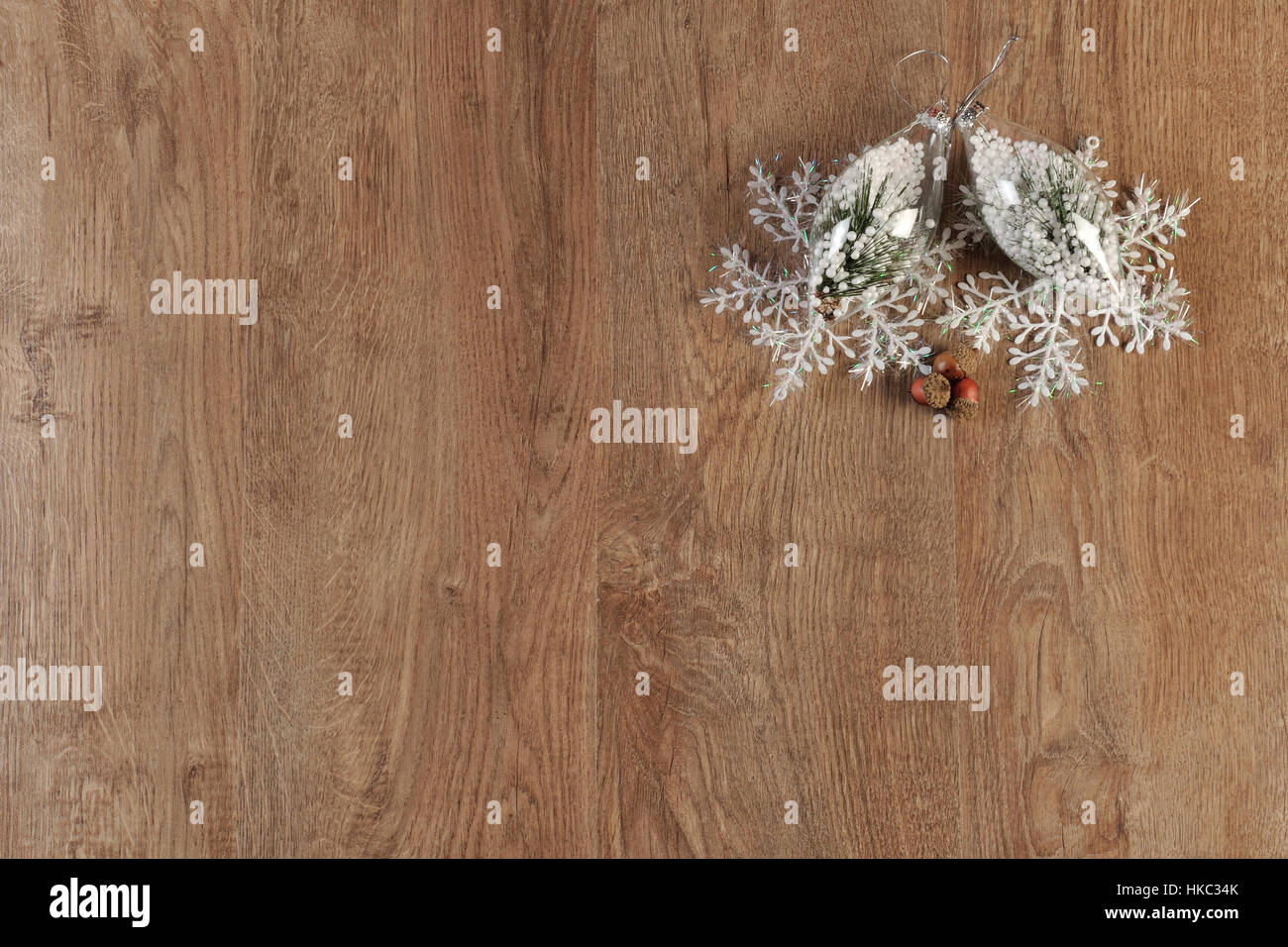 Le palle di natale decorazione su pavimento in legno Foto Stock