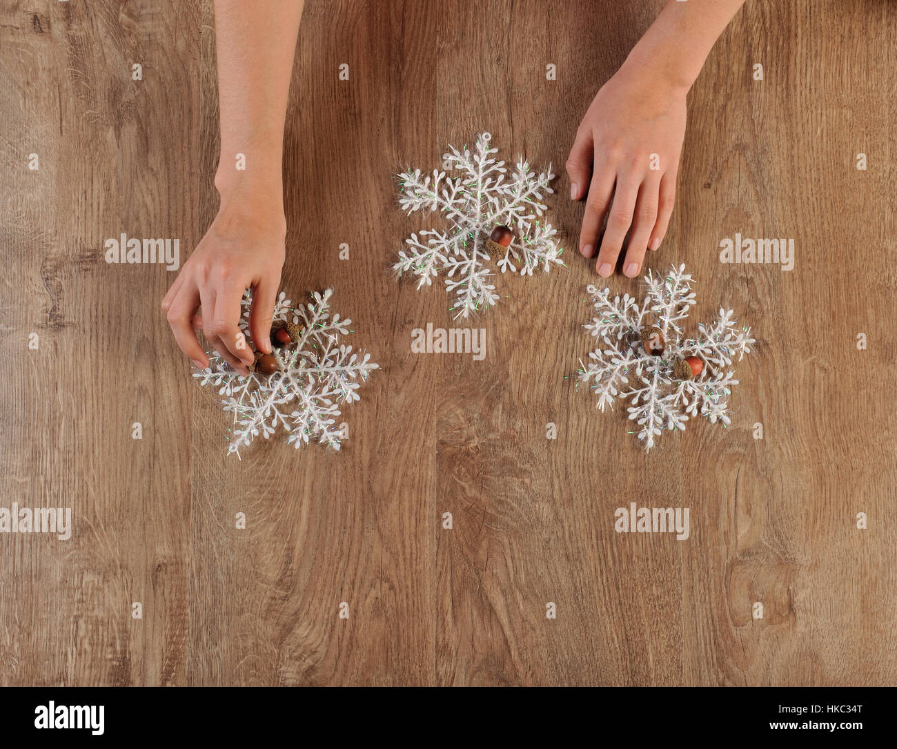 Decorater rendendo giocattoli di Natale sul pianale in legno Foto Stock
