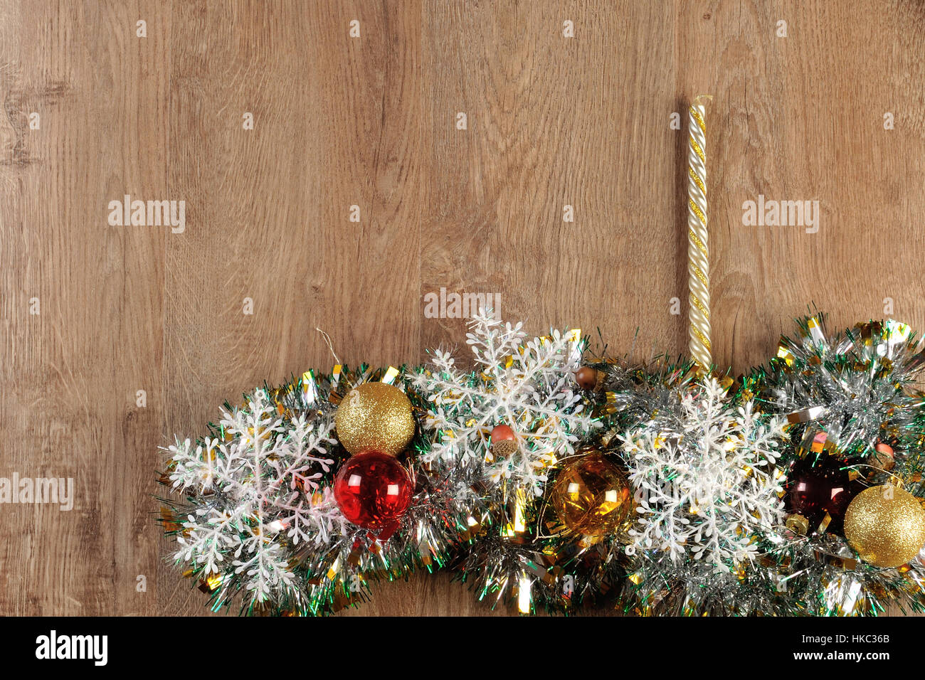 Le palle di Natale e candela sul pianale in legno Foto Stock