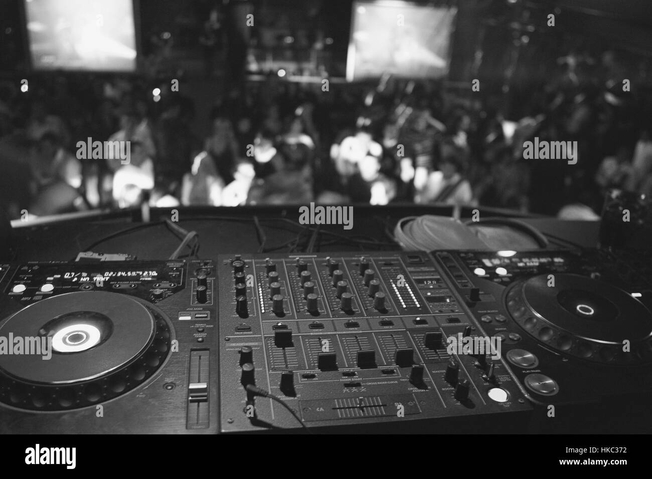 Bianco nero dj mixer in discoteca Foto Stock