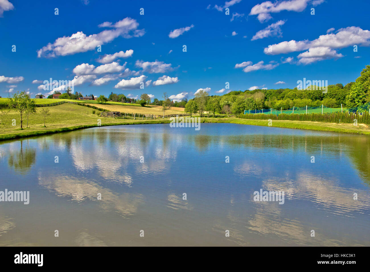 Lago idilliaco nel verde paesaggio, regione di Prigorje, Croazia Foto Stock